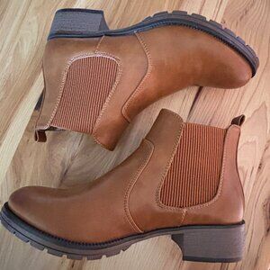 NEW WOMAN'S BOOTS